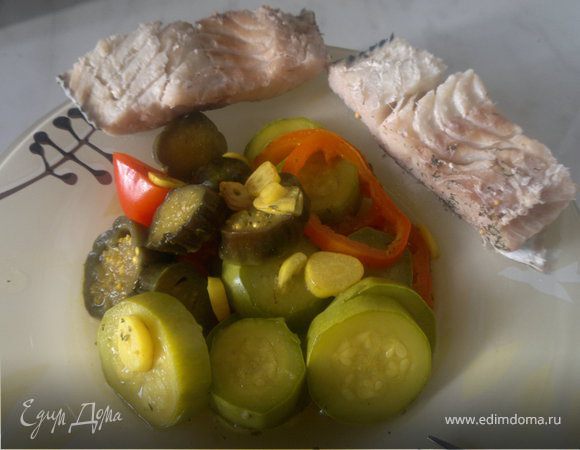 Отварная в пикантном бульоне сайра и овощи