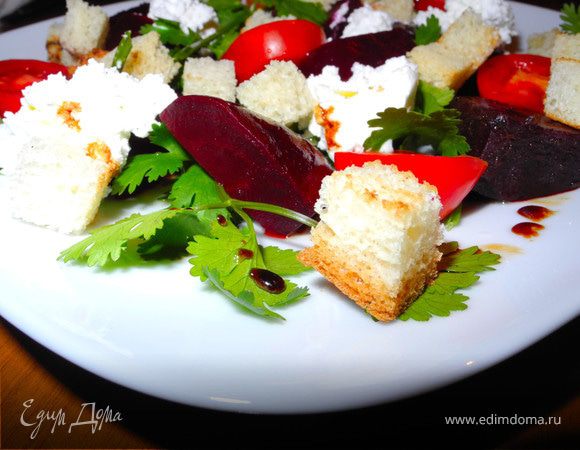 Салат из свеклы и черри с козьим сыром