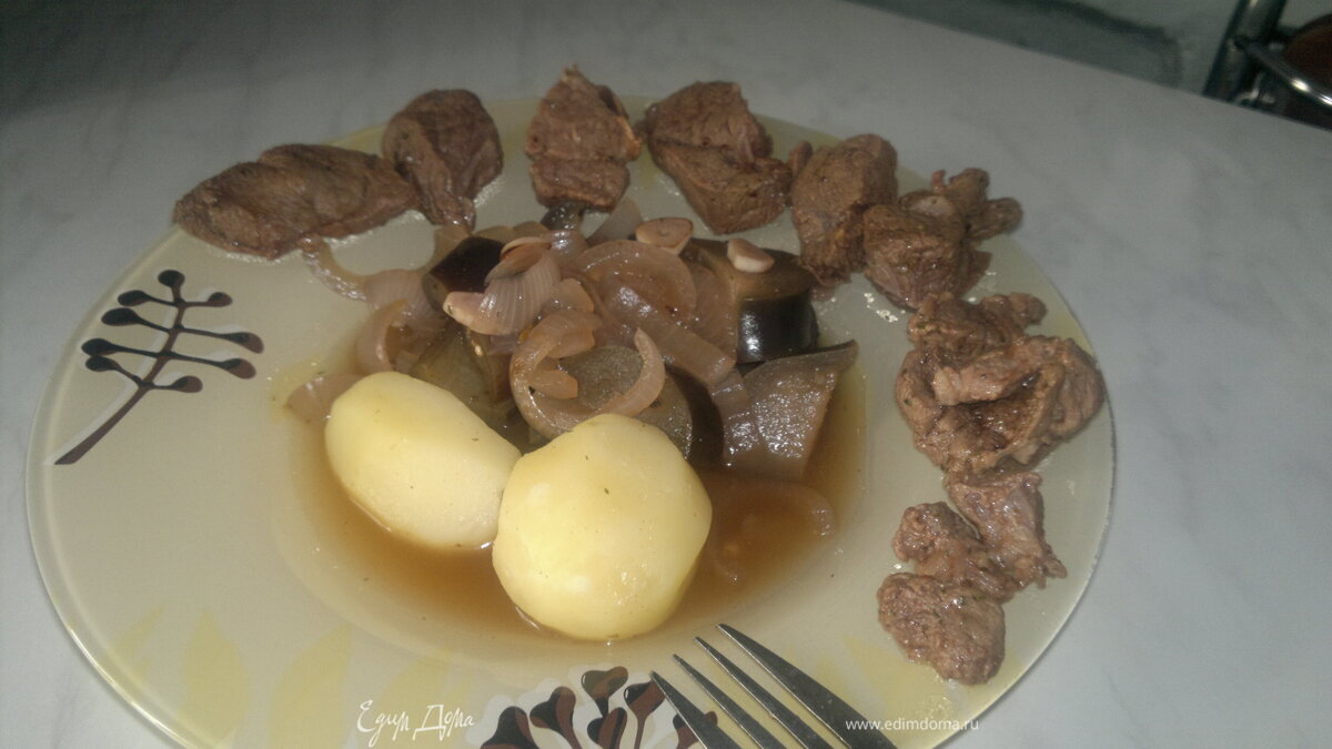 Бараний окорок + отварной картофель и тушеный с луком баклажан