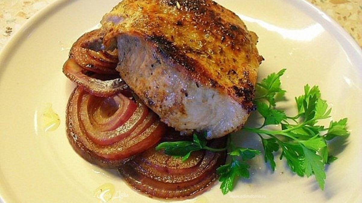 СВИНИНА ГРИЛЬ НА ЛУКОВОЙ ПОДУШКЕ