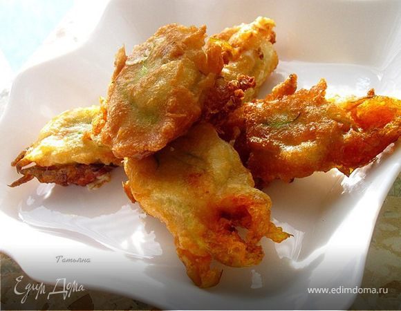 ЦВЕТЫ КАБАЧКА, ФАРШИРОВАННЫЕ ПИКАНТНОЙ НАЧИНКОЙ, ОБЖАРЕННЫЕ В ПИВНОМ КЛЯРЕ