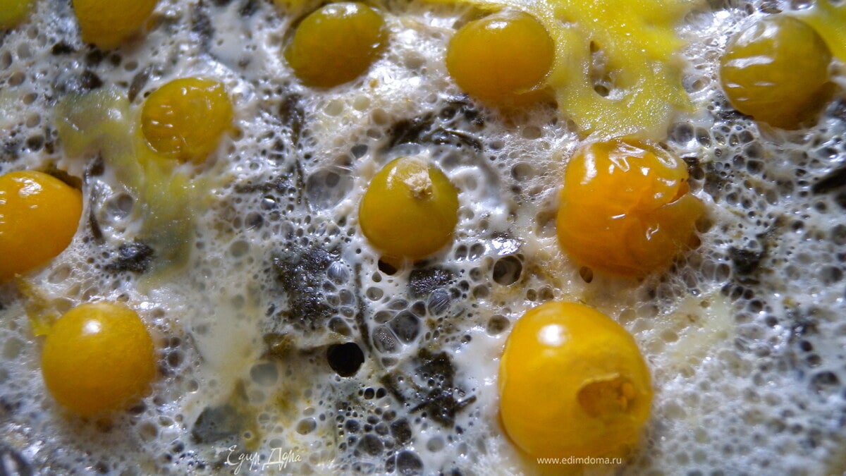 "Тысяча желточков" (Яичница со шпинатом Утеуша и физалисом )