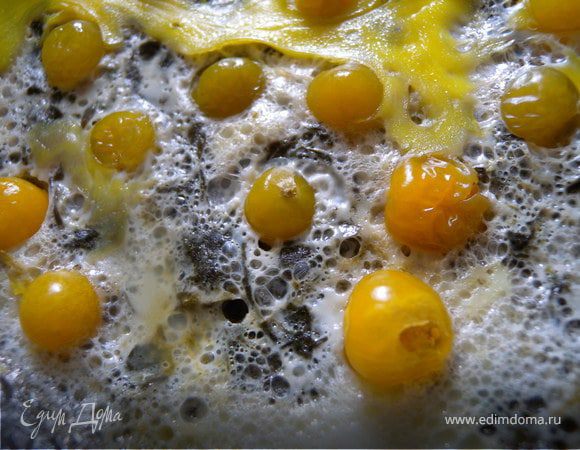 "Тысяча желточков" (Яичница со шпинатом Утеуша и физалисом ) "Тысяча желточков" (Яичница со шпинатом Утеуша и физалисом )