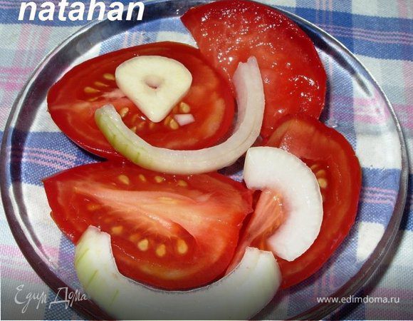 Помидоры резаные с луком и чесноком Помидоры резаные с луком и чесноком