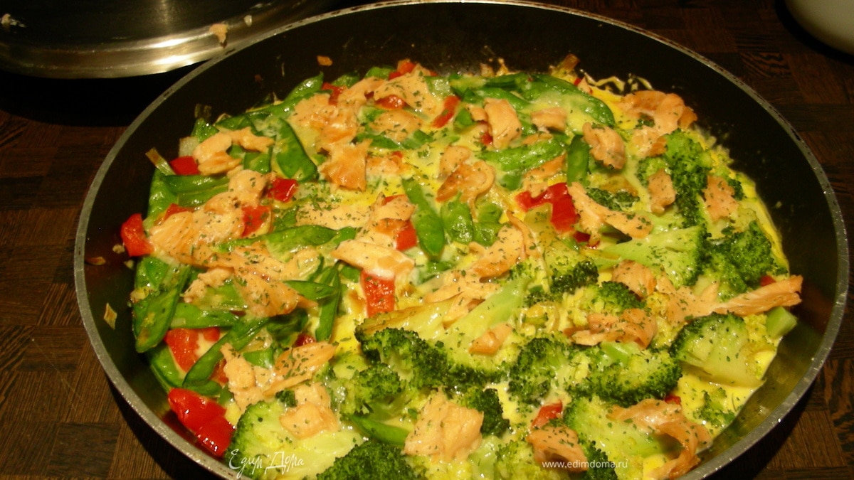 Фриттата с брокколи и копченым лососем