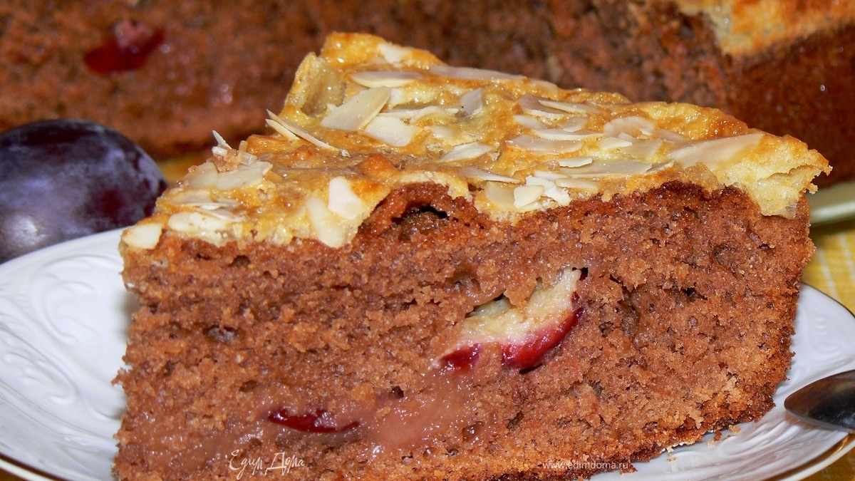 Шоколадный пирог со сливами