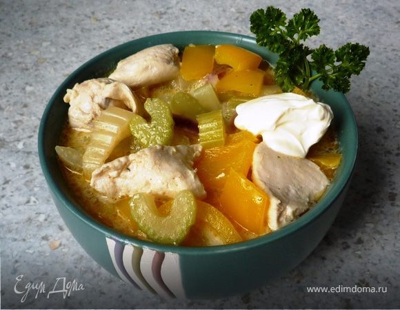 Гуляш с нежной куриной грудкой, сельдереем и перцем Гуляш с нежной куриной грудкой, сельдереем и перцем