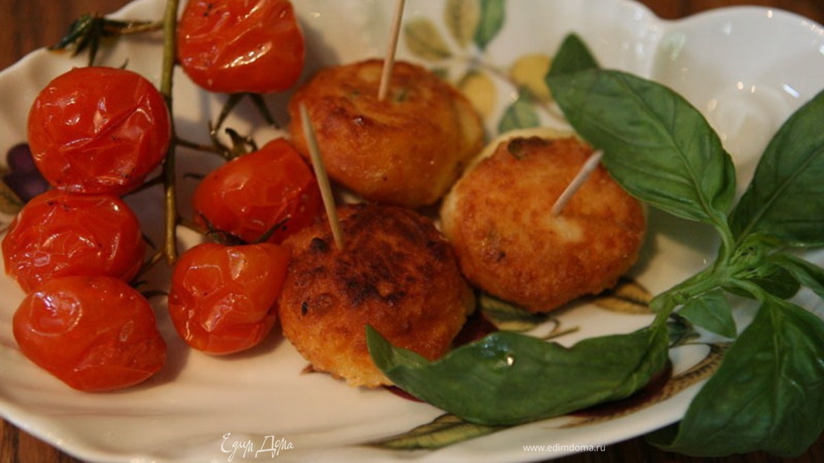 Бомбочки из моцареллы и пармезана с помидорами черри