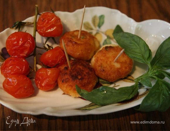 Бомбочки из моцареллы и пармезана с помидорами черри Бомбочки из моцареллы и пармезана с помидорами черри