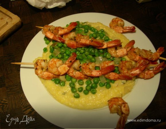 Нежная полента с хрустящим горошком и запеченными креветками