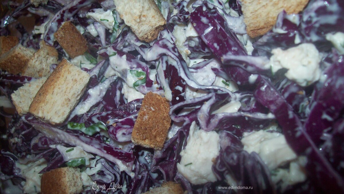 Салат из краснокочанной капусты с курицей, чесноком и грецкими орехами