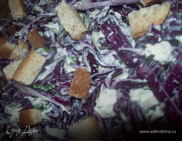 Салат из краснокочанной капусты с курицей, чесноком и грецкими орехами