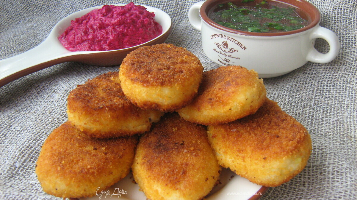 Картофельные пирожки с брынзой и свекольно-сметанным соусом