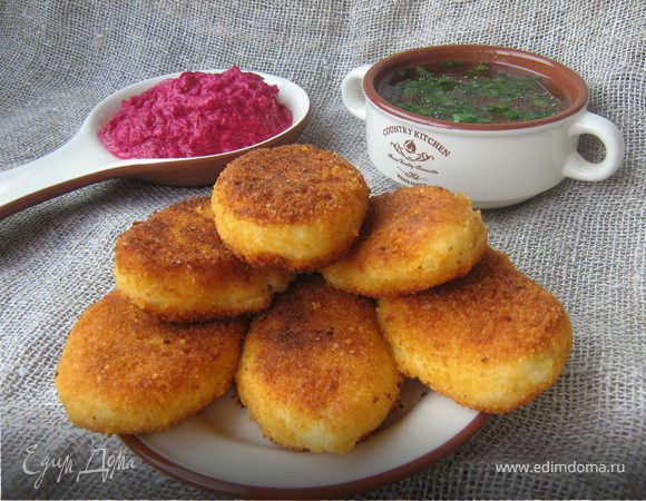 Картофельные пирожки с брынзой и свекольно-сметанным соусом