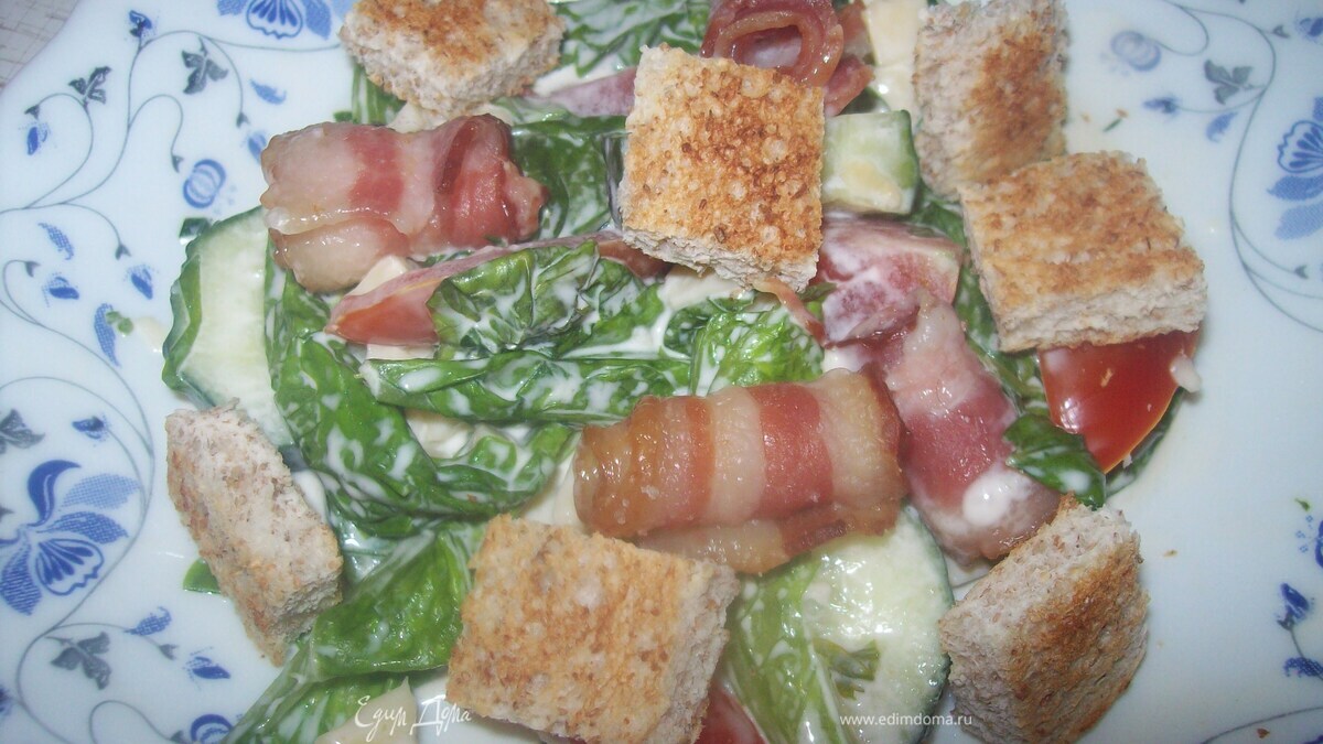 Салат с беконом и сухариками (почти BLT)