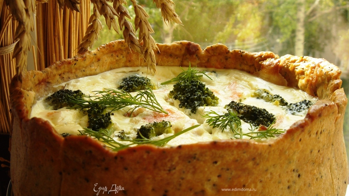 Пирог с брокколи и копчёным лососем