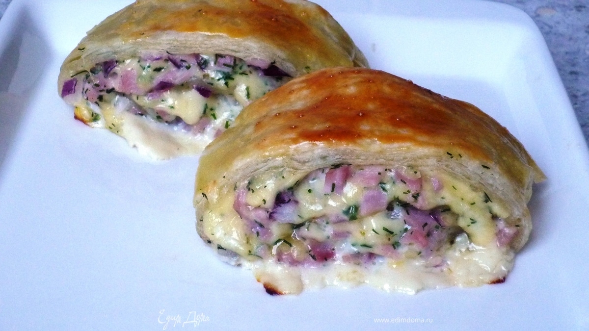 Закусочные рулетики из слоеного теста с ветчиной и сыром