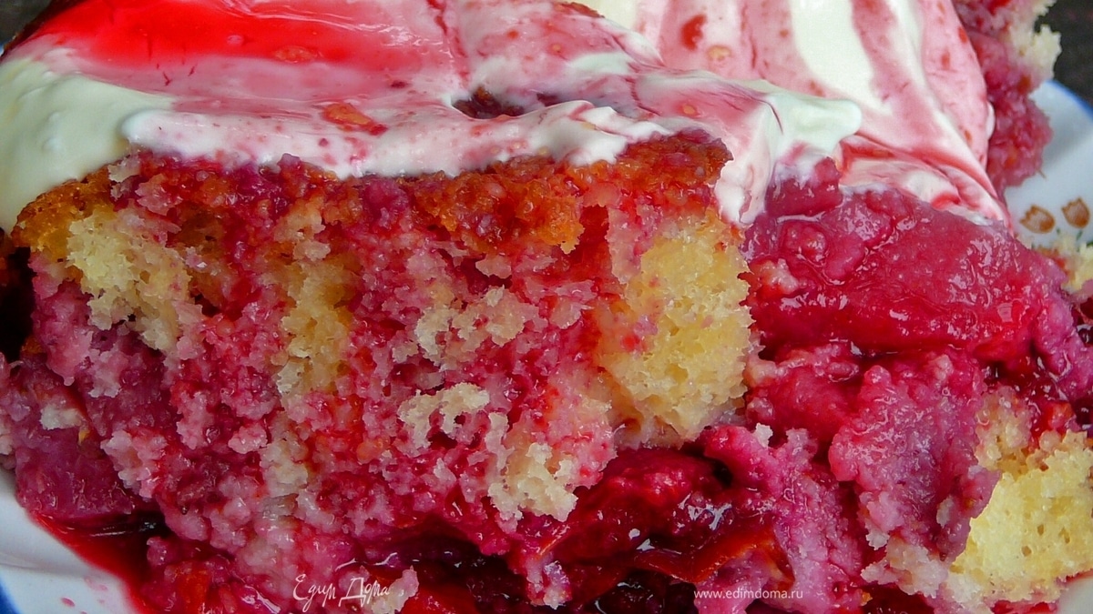 "Пудинг Евы" из садовых фруктов со сливками