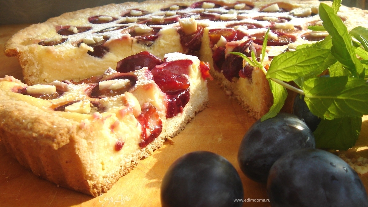 Сливовый пирог с творожно-пудинговым кремом