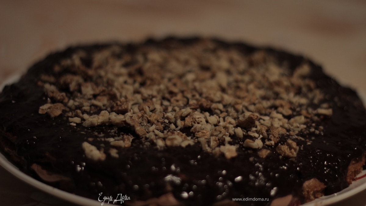 Шоколадно ореховый торт с вишней