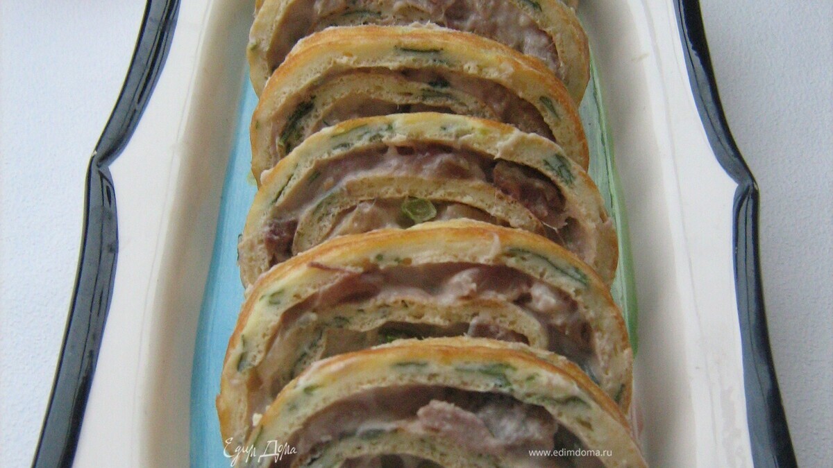 Яичный рулет с копченой сельдью