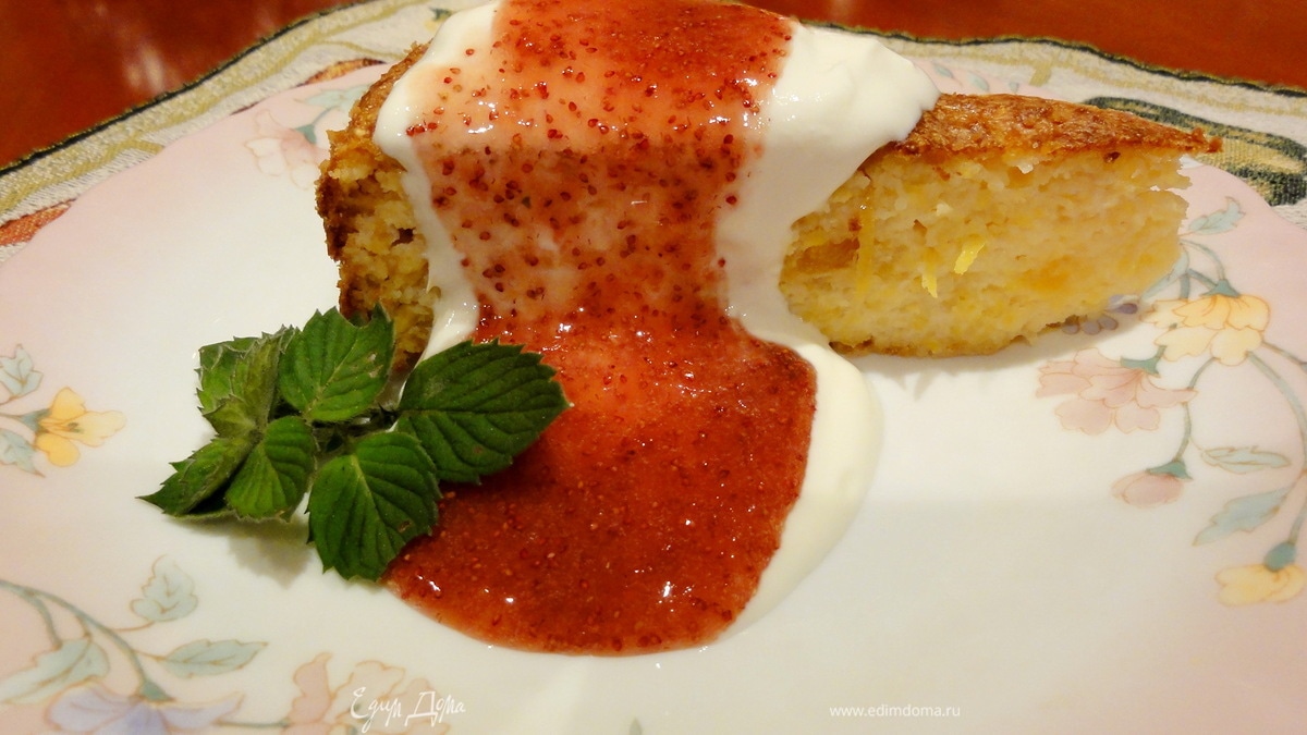 Алевинч (творожно - кукурузная запеканка со сметаной и тертой земляникой с сахаром)