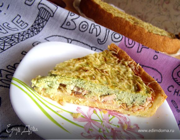 Пирог с курицей и беконом под овощным суфле.