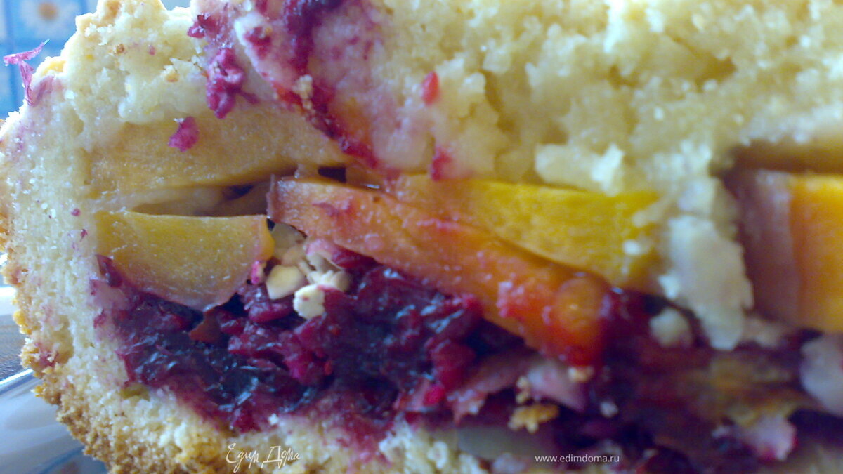 Тертый пирог с интересной начинкой.