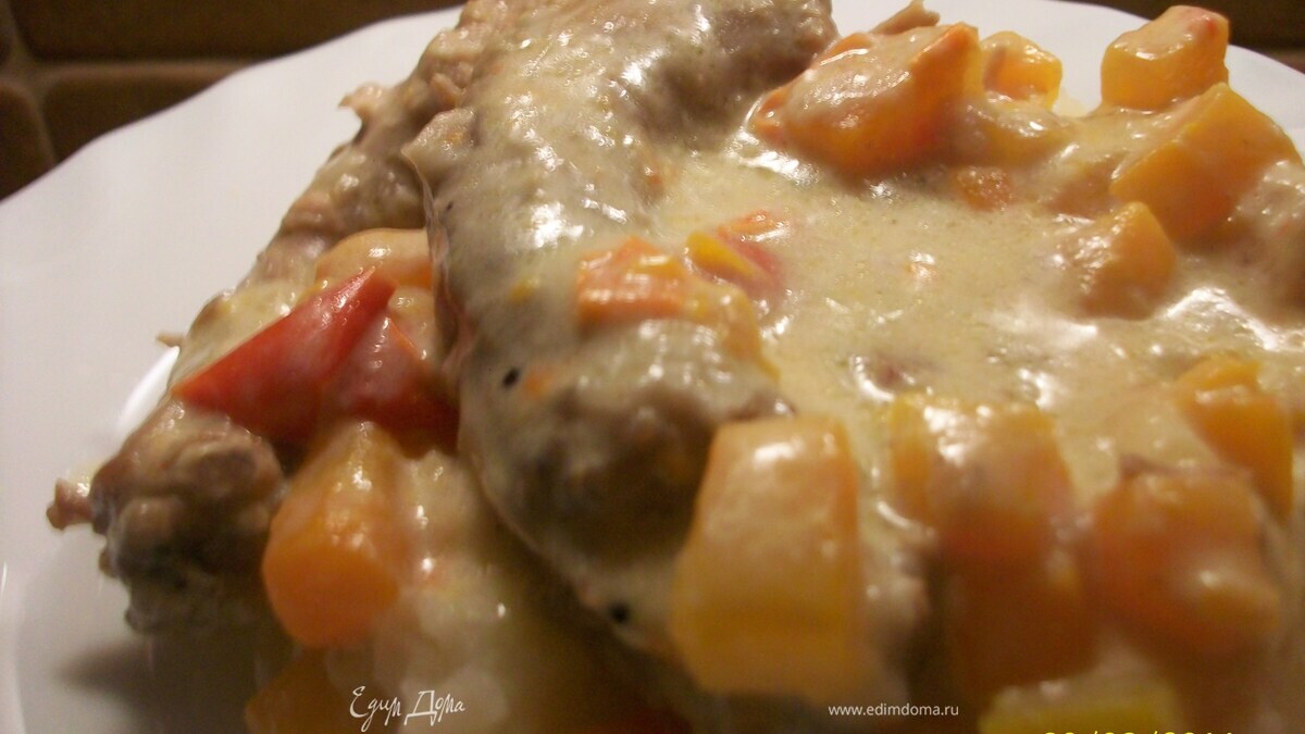 Куриные шейки с овощами в сметанном соусе