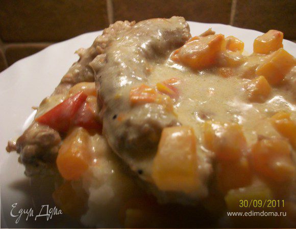 Куриные шейки с овощами в сметанном соусе