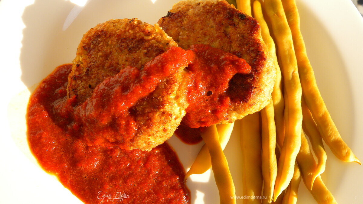 Сочные рыбные биточки со спаржевой фасолью и соусом из сладкого перца.