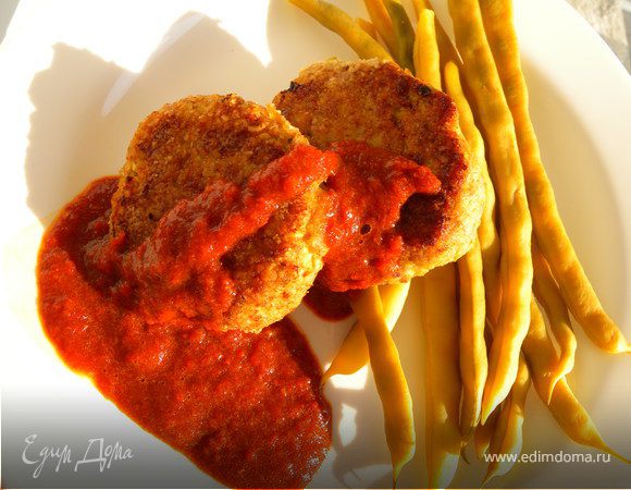 Сочные рыбные биточки со спаржевой фасолью и соусом из сладкого перца. Сочные рыбные биточки со спаржевой фасолью и соусом из сладкого перца.