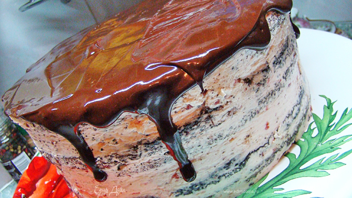 Шоколадный торт с клубничным кремом