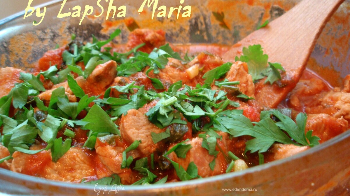 Свинина тушенная с томатами и зеленью