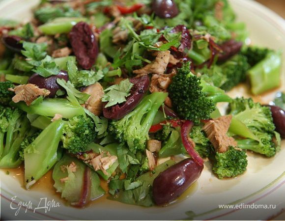 Пикантный теплый салат с брокколи и индейкой Пикантный теплый салат с брокколи и индейкой