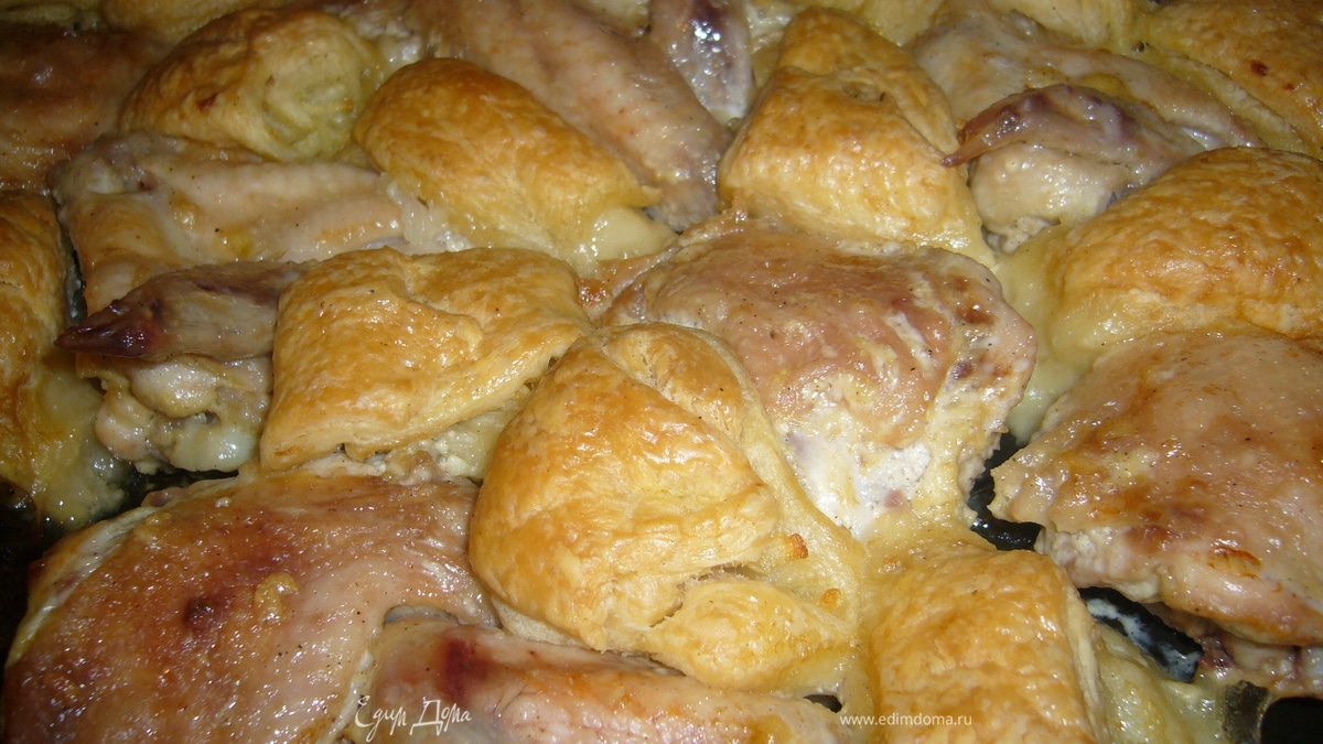 Куриные крылышки запеченные с луковыми рулетами