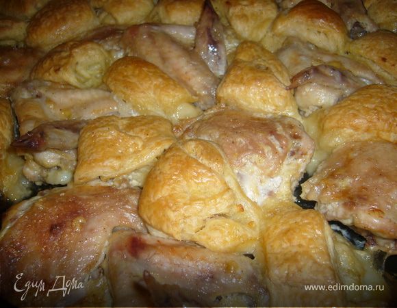 Куриные крылышки запеченные с луковыми рулетами Куриные крылышки запеченные с луковыми рулетами