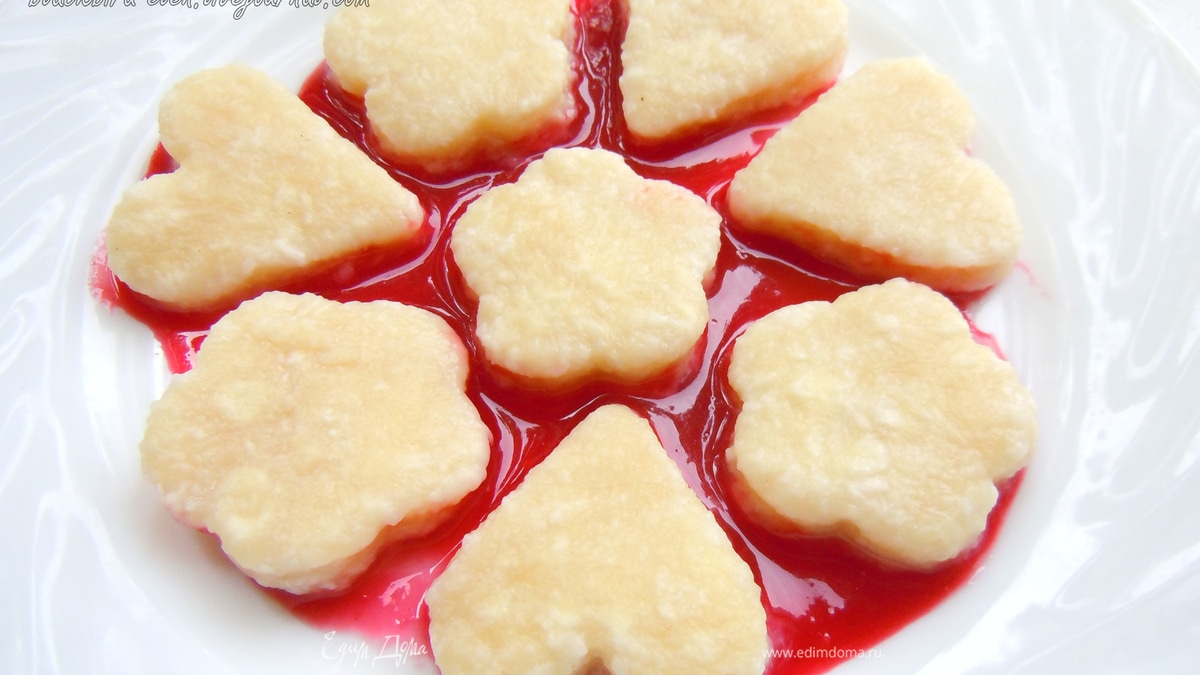 Ленивые вареники с ягодным соусом