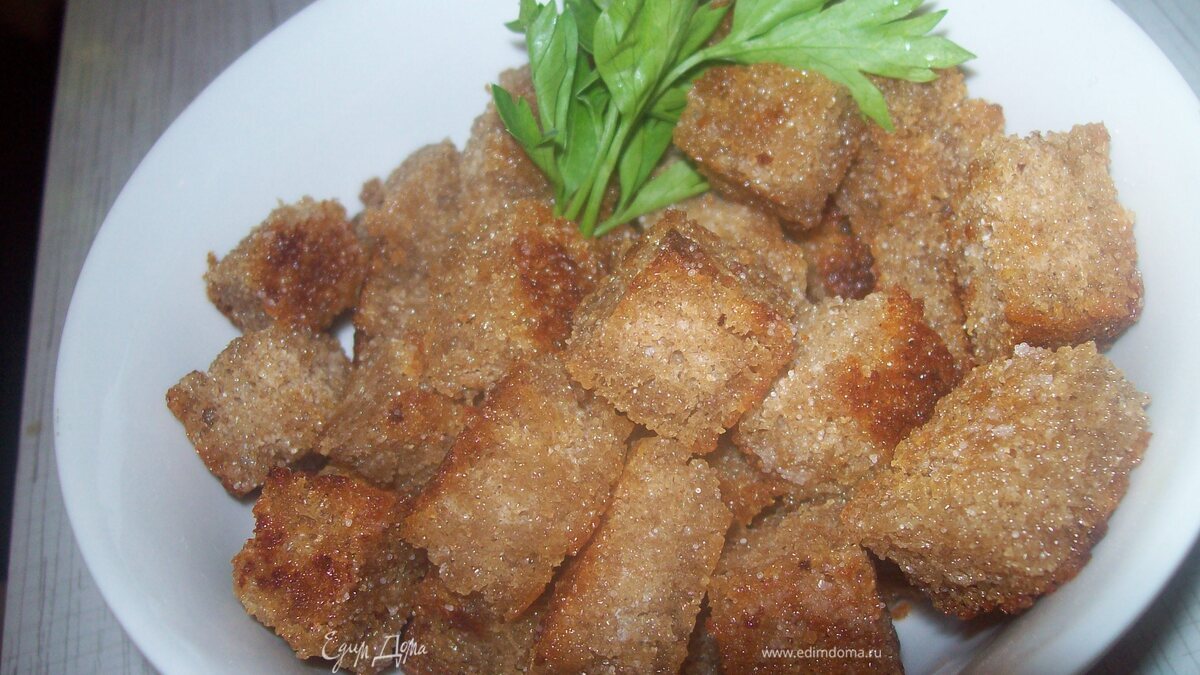 Чесночно-лимонные сухарики для салатов