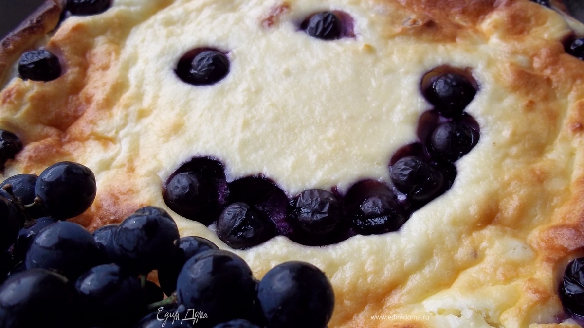Творожная запеканка с белым изюмом и черным виноградом