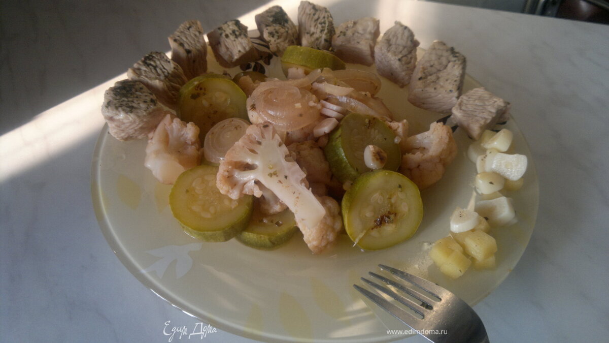 Грудка индейки с лимонным ароматом и лимонные овощи