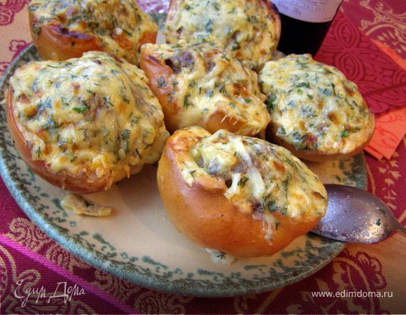 Запеченная айва, фаршированная курицей и говядиной