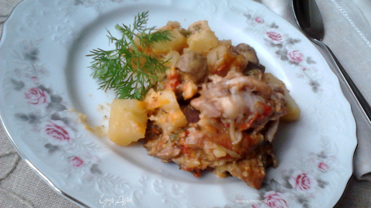 Жаркое с курицей и грибами в горшочке
