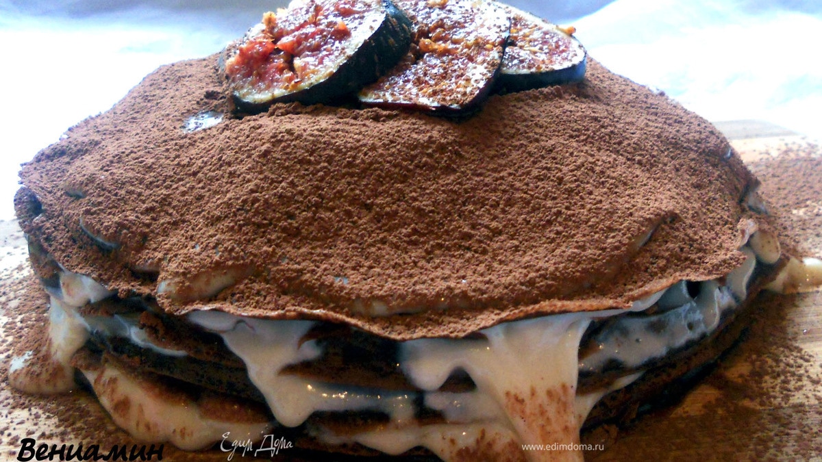 Шоколадный блинный пирог с инжиром и двумя видами крема