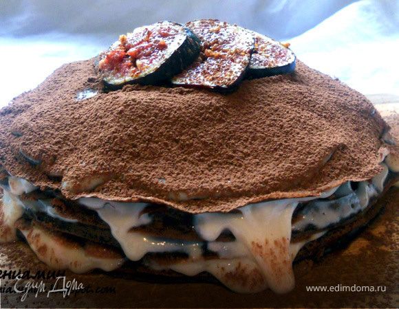 Шоколадный блинный пирог с инжиром и двумя видами крема