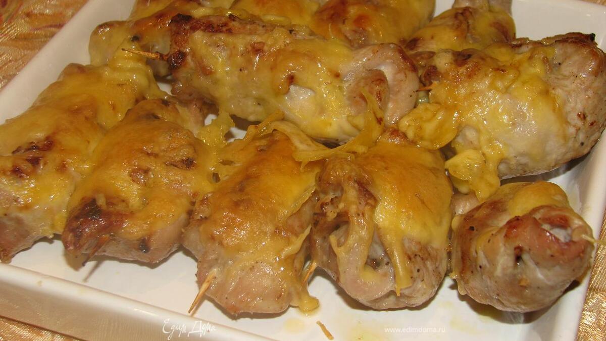 Свиные рулетики с грушей и миндалем