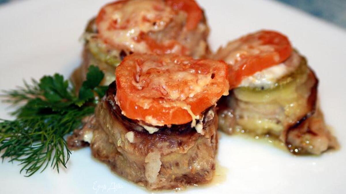 Рулетики со свининой, кабачками и каперсами.