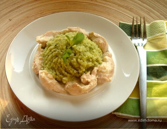 Курица в сливочном соусе с зелёным рисом
