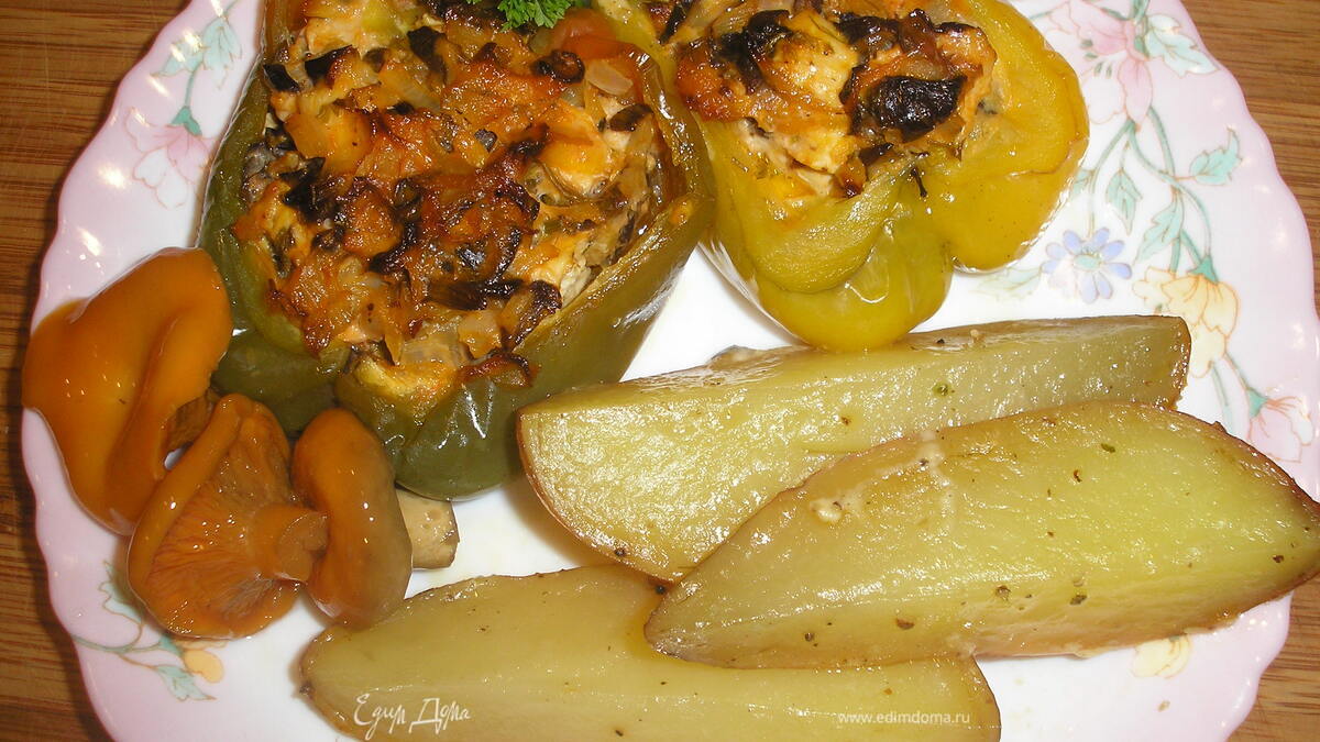Куриная грудка с опятами, запеченная в перцах, с картофелем