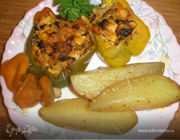 Куриная грудка с опятами, запеченная в перцах, с картофелем
